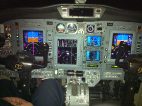 Instrumente in einem Cockpit