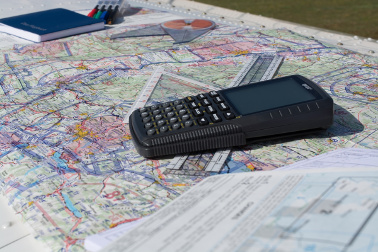 Ein GPS-Gerät liegt auf einer Karte